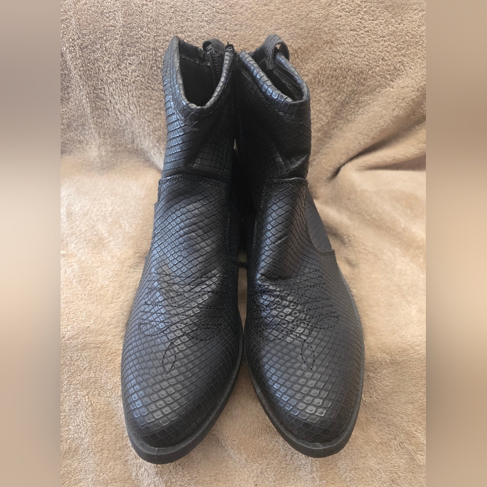 Rogue Helium Faux Leather Black Cowboy Boots Sz 9 Block Heel Ankle Boots
